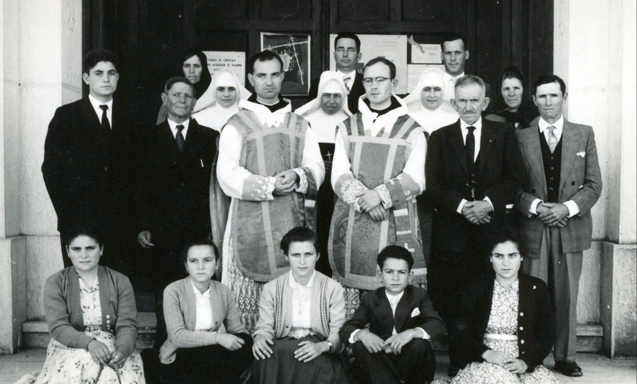 Foto com os familiares após a ordenação. Telhal, 14 de agosto de 1960.